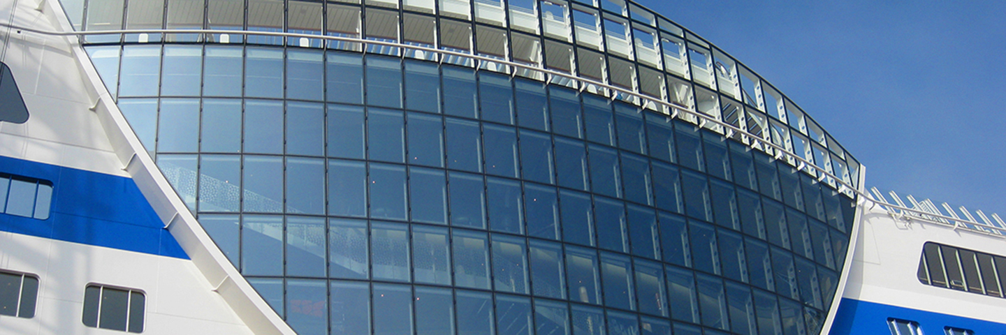 Schiffsfassade in geklebter Glaskonstruktion